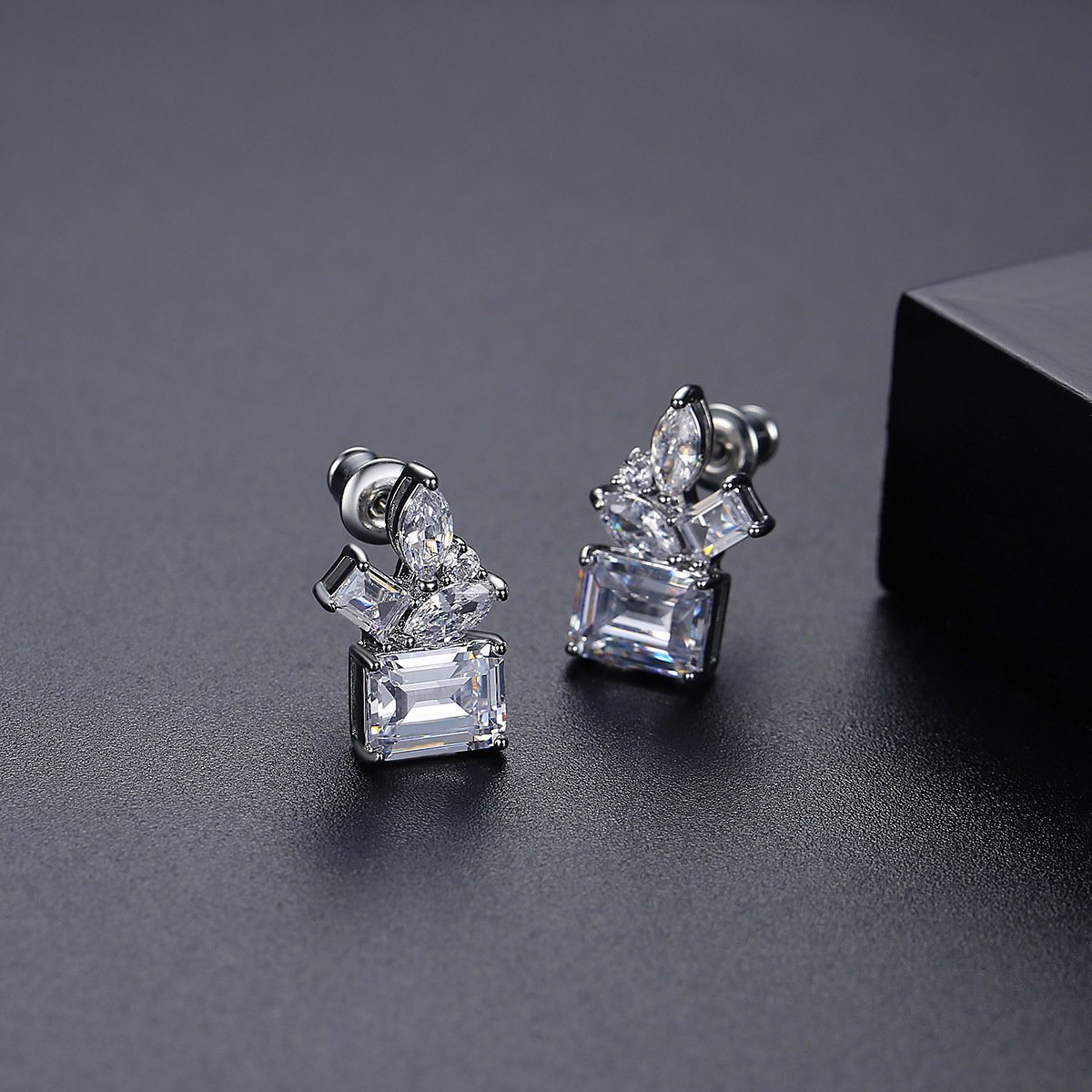 2025 Chouucong Ins Top Sell Stud Earrings Luxury Jewelry 925 Sterling Silver Emerald Cut White 5A Cubic Zircon CZ Diamond Lucky Women Wedding Bridal E
