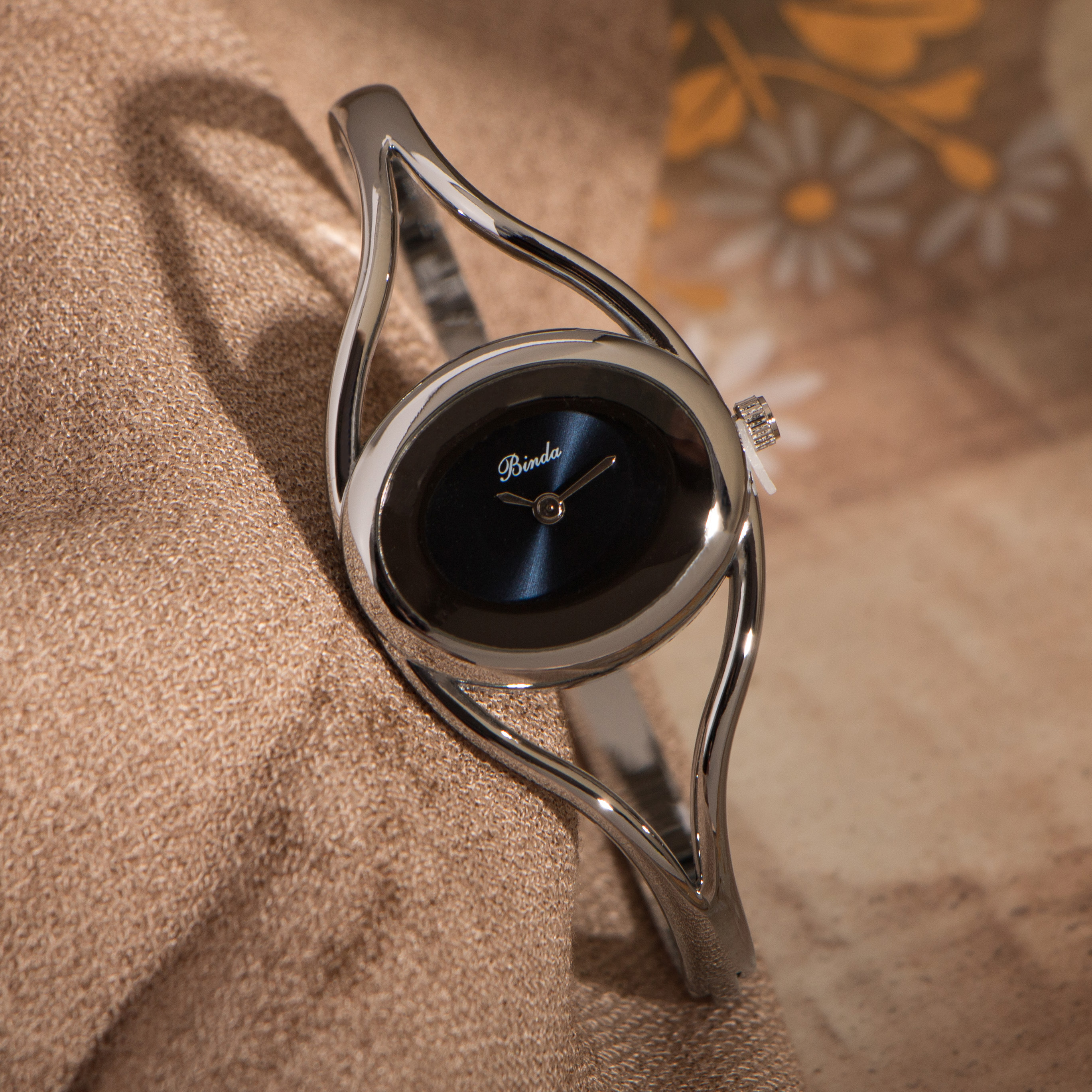 Slim Bracelet Quartz Watch for Women Gold Silver Case Elegant Analog Bangle Wristwatch Fashion Minimalist Timepiece for Daily Wear Gift