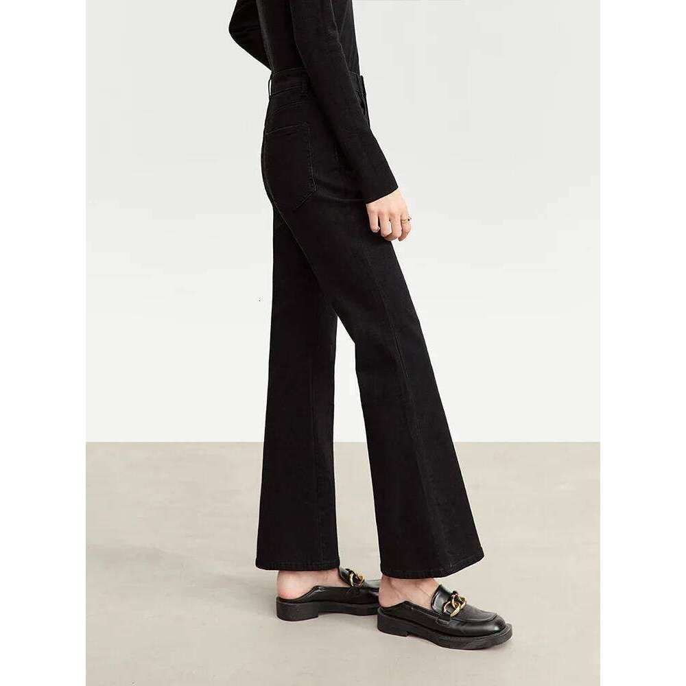 2025 Designer Jeans AMII Women's 2025 Autumn New Retro Style Casual Micro Flare Jeans Cotton Slim Pants Black Thick Denim Trousers 12323029