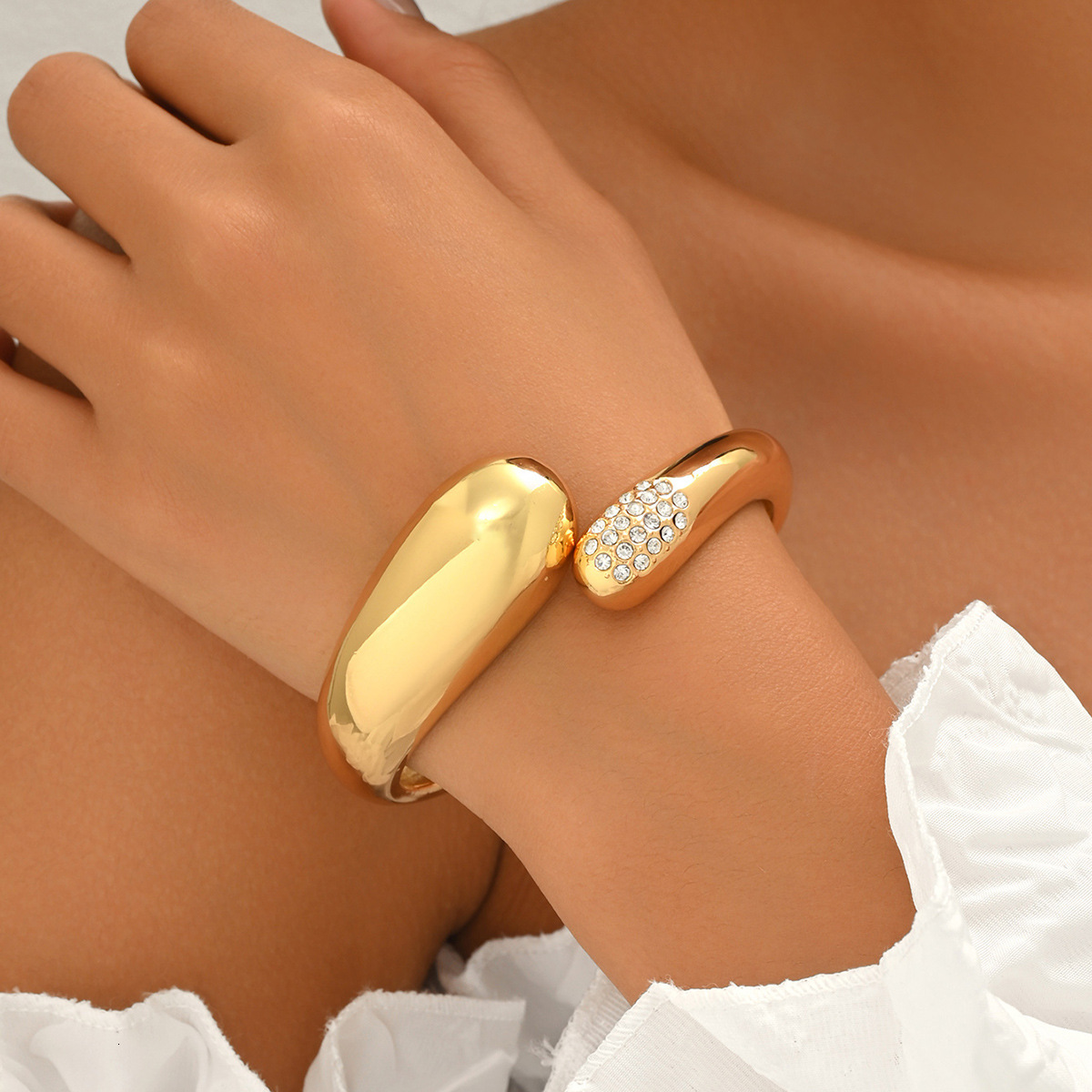 Light Style Smooth Electroplated Design Wrinkle Bracelet Women's Jewelry