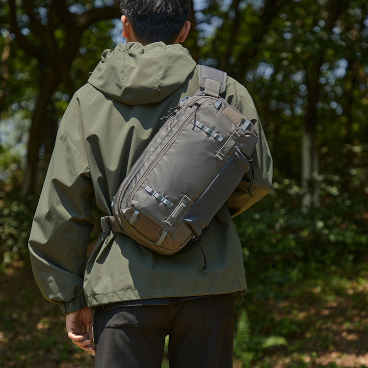 New chest bag, waterproof commuting men's shoulder bag, men's large capacity outdoor storage bag, travel and hiking shoulder bag