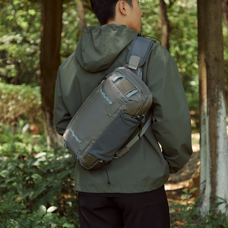 New chest bag, waterproof commuting men's shoulder bag, men's large capacity outdoor storage bag, travel and hiking shoulder bag