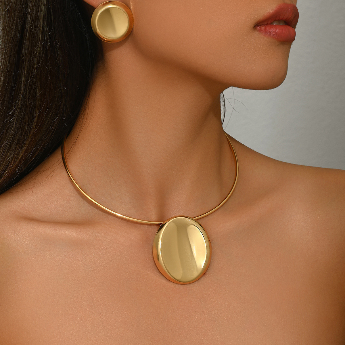 Metal Style Women's And Earring Set Round Pendant Design Clavicle Chain Necklace