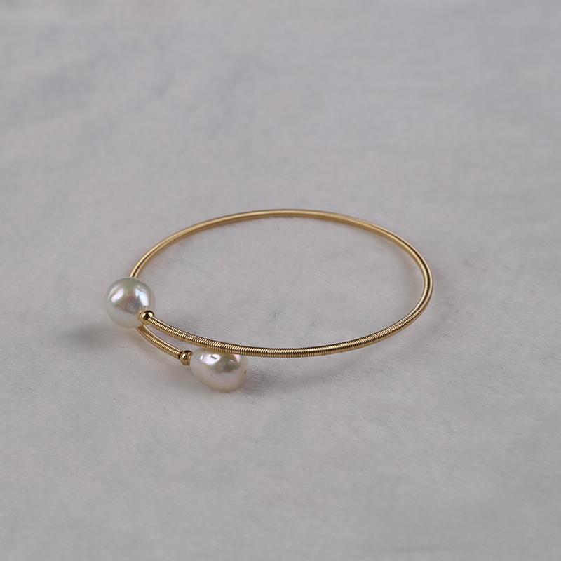 Elegant Adjustable Freshwater Pearl Bracelet Crafted from Alloy