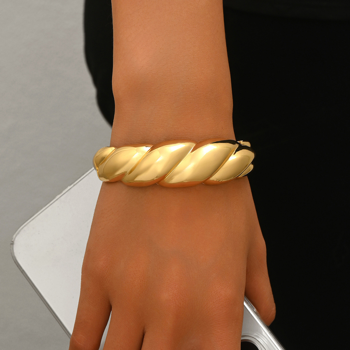 Wind Women's Light Personality Smooth Design Twisted Bracelet High-End Sense Jewelry For Women