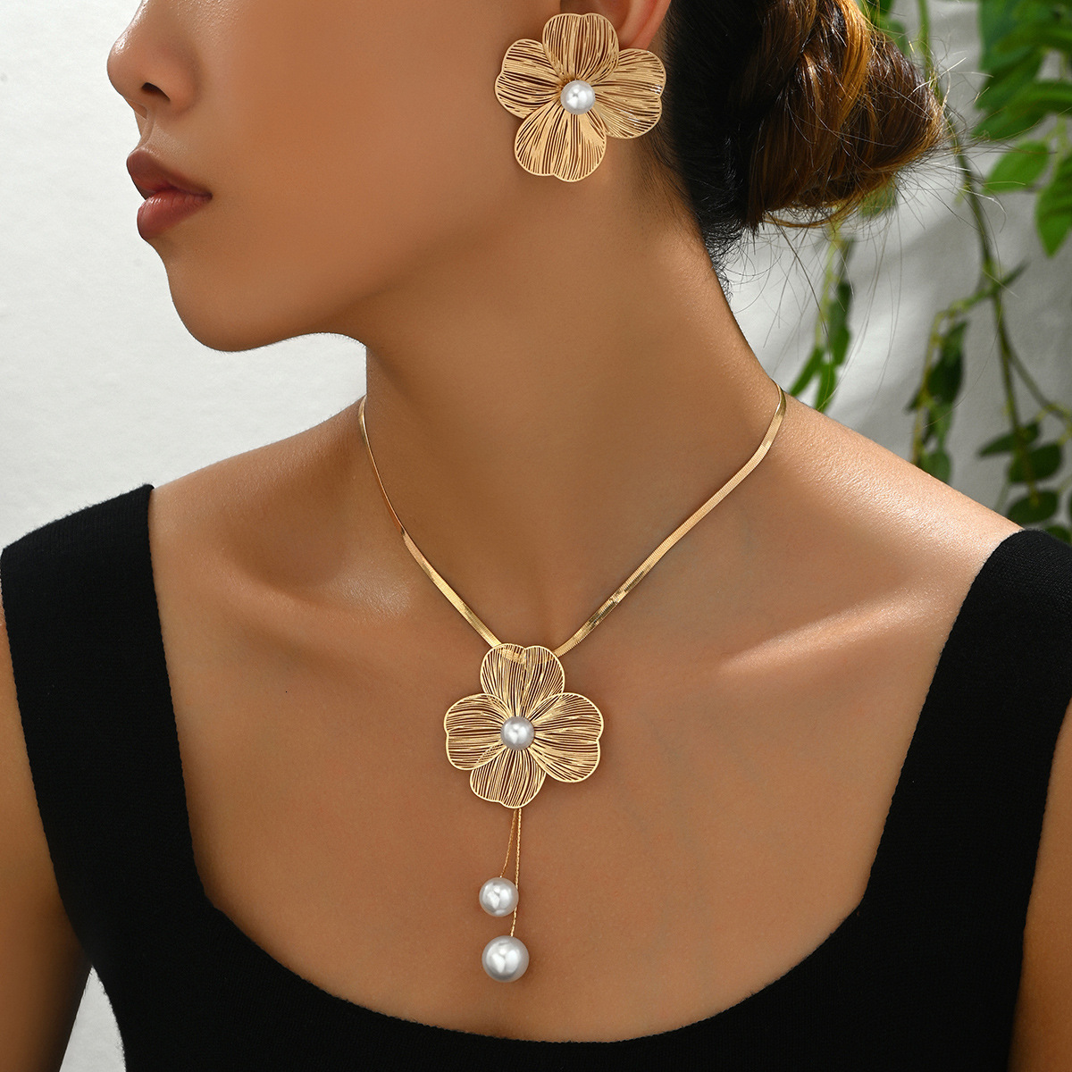 Women's Necklace And Earring Set Flower Inlaid Pearl Design Long Clavicle Chain