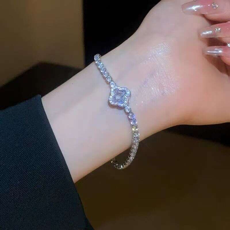 Luxury jewelry designer bracelet, super sparkling four leaf clover zircon bracelet, pull-out adjustable length fashion bracelet, high-end fashion brac