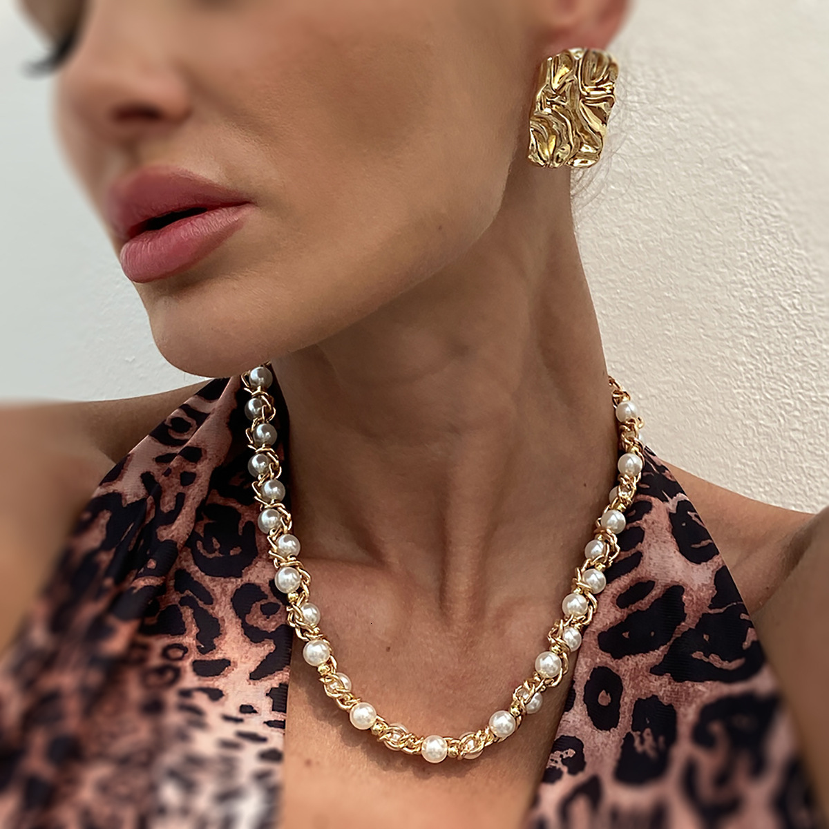 Simple Chain Wrapped Faux Pearl Necklace Elegant Business Beaded Jewelry for Women