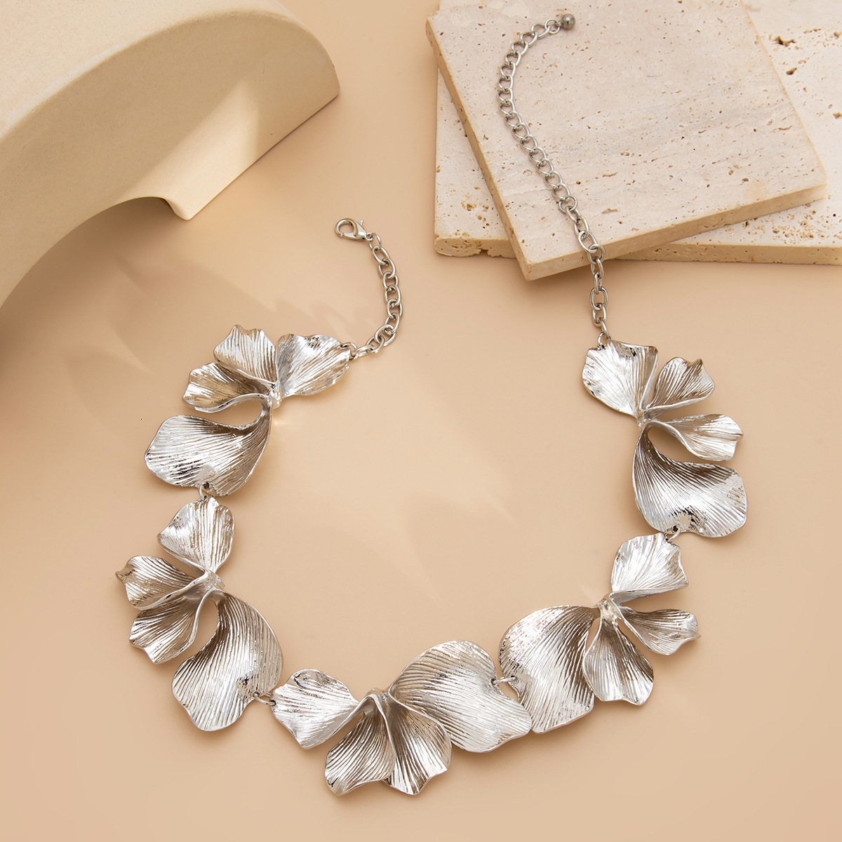 Jewelry Fashion Wrinkle Texture Flower Unique Design Alloy 3D Petal Necklace