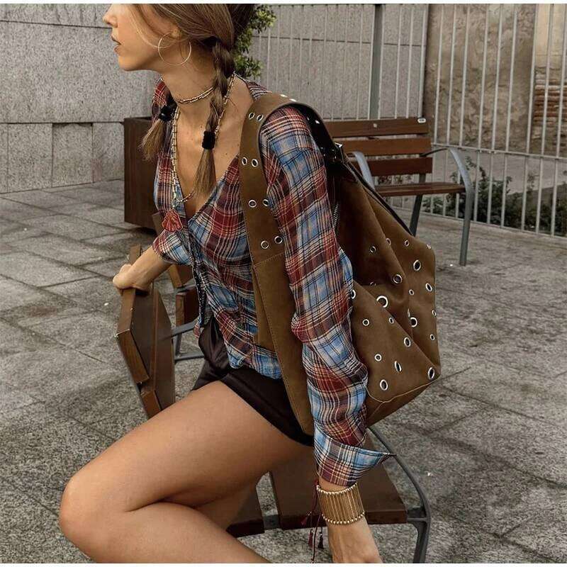 Luxury Designer bags Brand Niche Design Retro Rivet Shoulder 2025 New Hollow Large Capacity Tote Trendy Motorcycle Fashionable Women' Bag