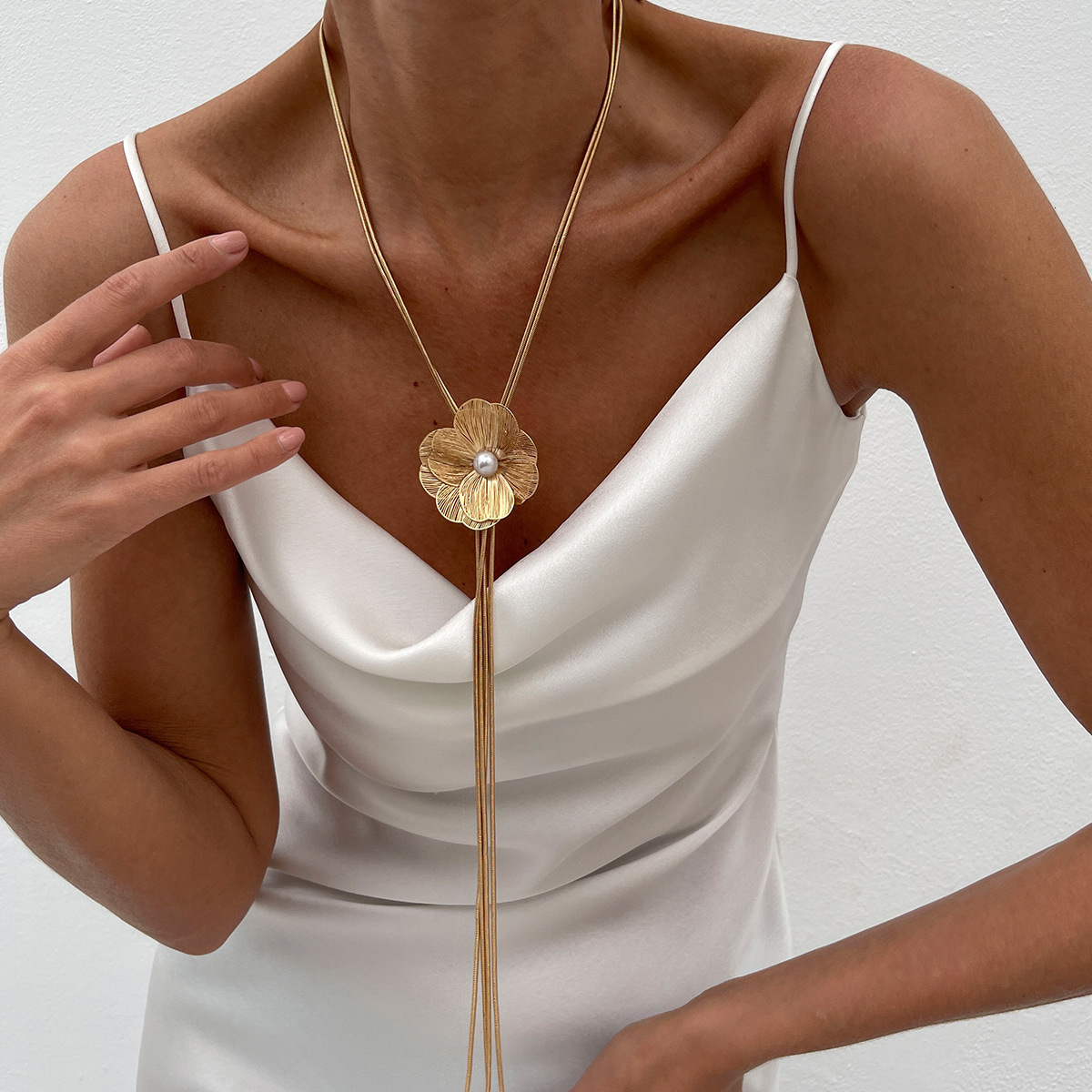 Jewelry INS Ginkgo Leaf Long Tassel Simple Fashion Hollow Flower Choker Necklace for Women