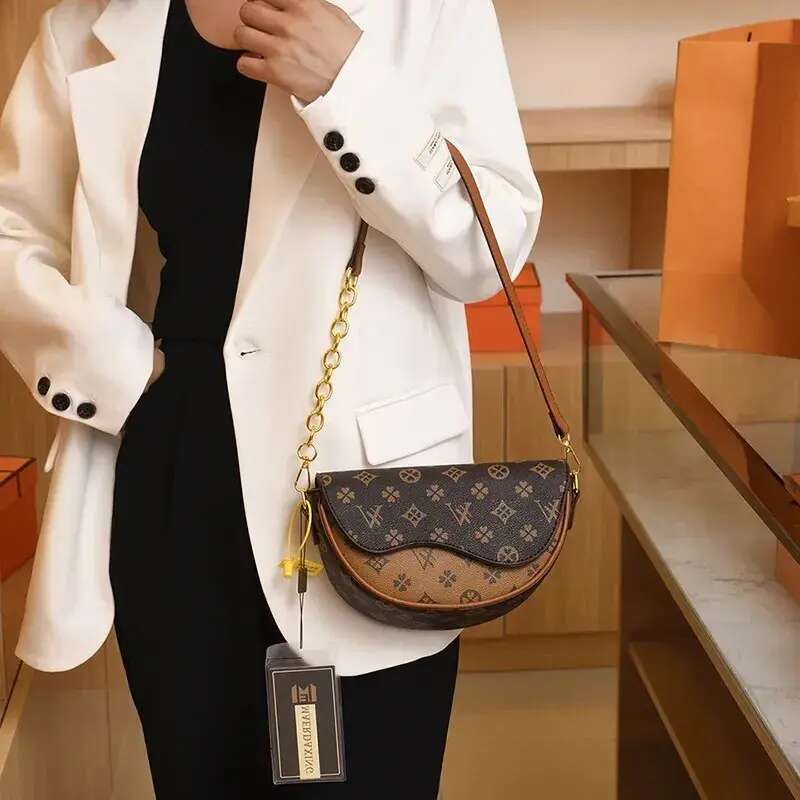 Elegant Shoulder Bag: Premium Leather Hobo Handbag with Adjustable Crossbody Strap - Versatile Designer Women's Purse