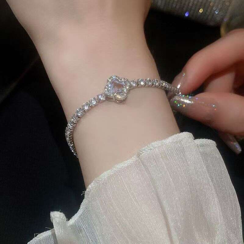 Luxury jewelry designer bracelet, super sparkling four leaf clover zircon bracelet, pull-out adjustable length fashion bracelet, high-end fashion brac