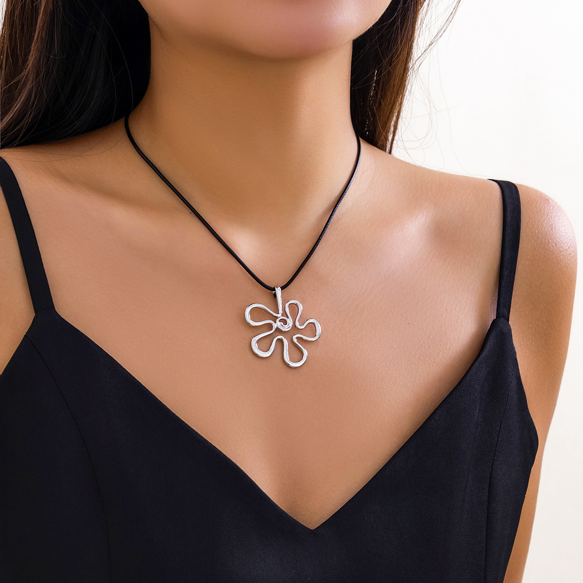 Minimalist Flower Pendant for Women, Unique Sweet Cool Metal Ins Hollow Choker Necklace