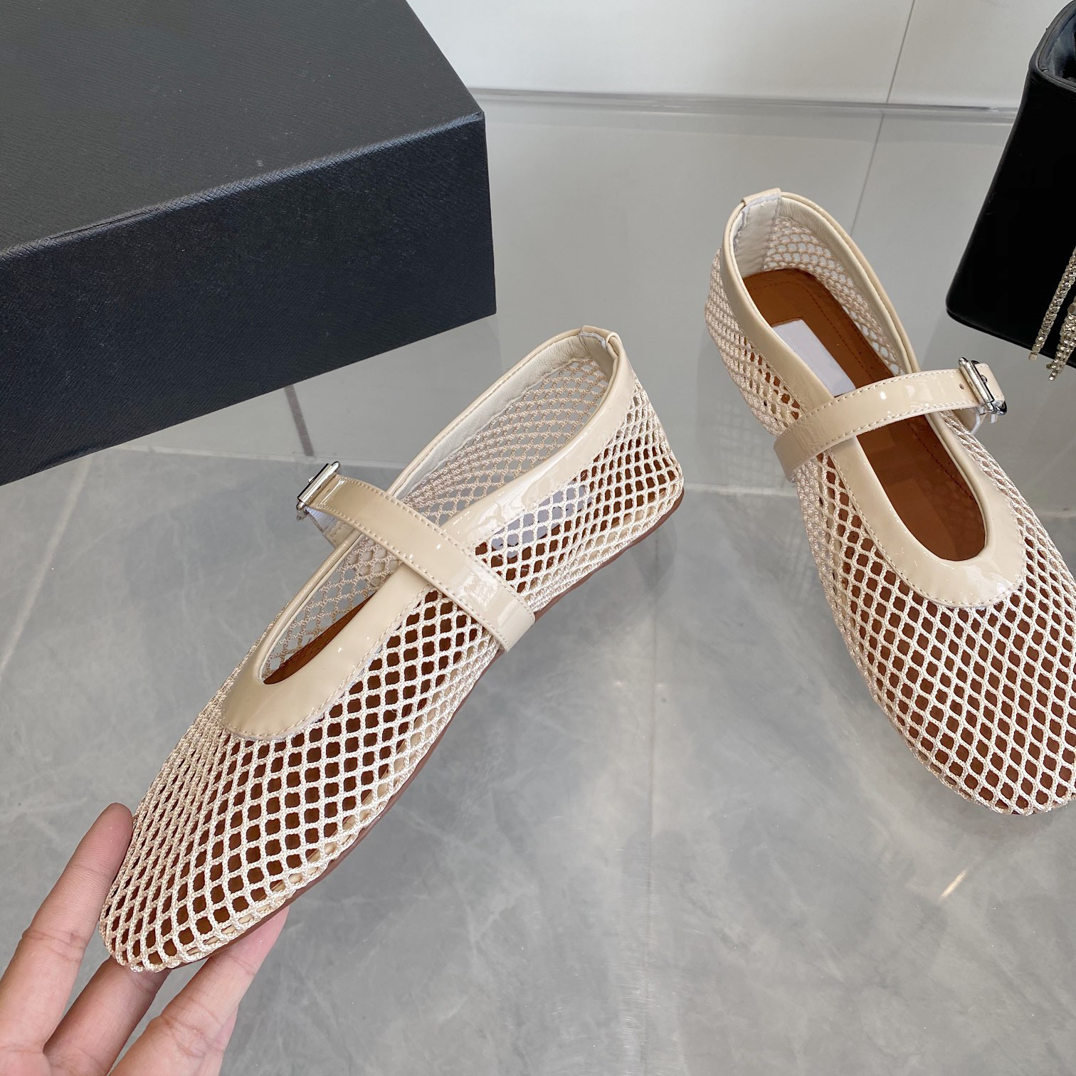 Designer's mesh leather flat sandals high-quality beach shoes luxurious hollowed out ballet shoes fashionable and simple casual with box sizes 35-41