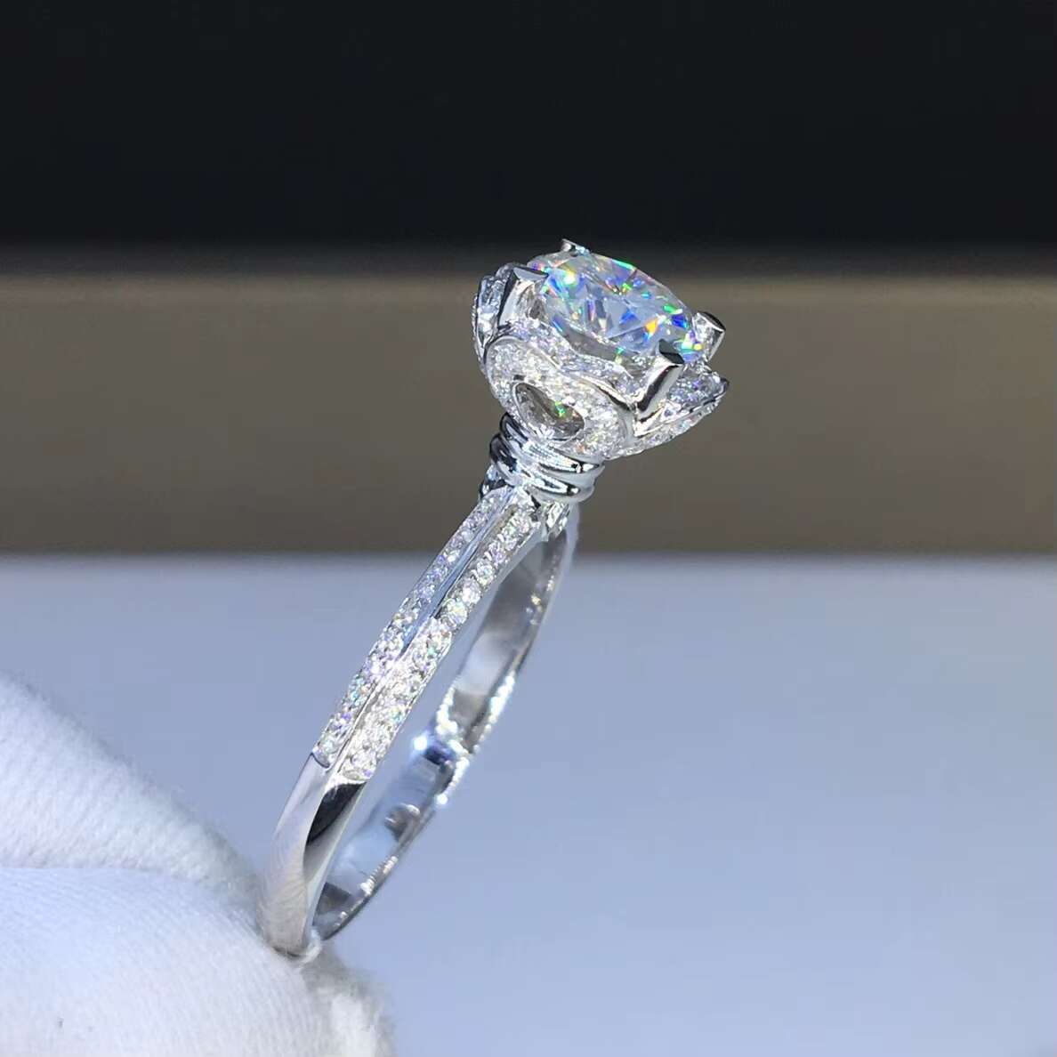 New Hot Sale Noble Gorgeous Diamond Ring Wedding and Engagement Ring Jewelry Lady