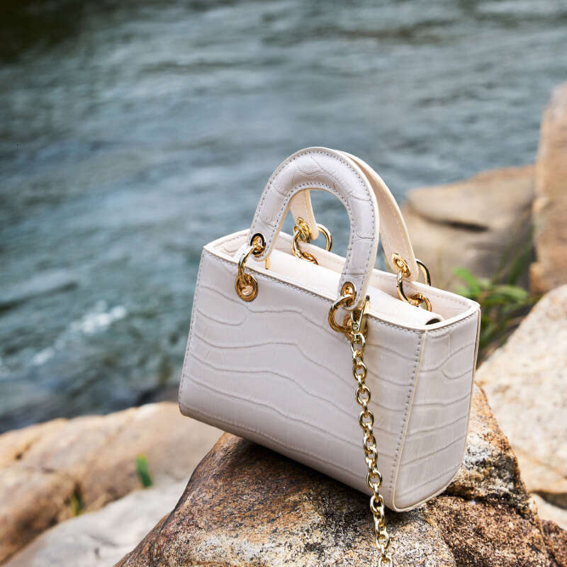 2025 New Women's Princess Diana Style Genuine Leather Crossbody Commuting Work Cowhide Handbag Ladies Bag