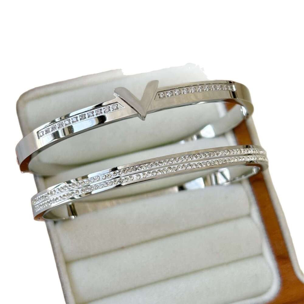 designer bracelet Stainless Titanium Steel Bracelet for Women Collection Light Versatile Fashion Non-Fading Color Price