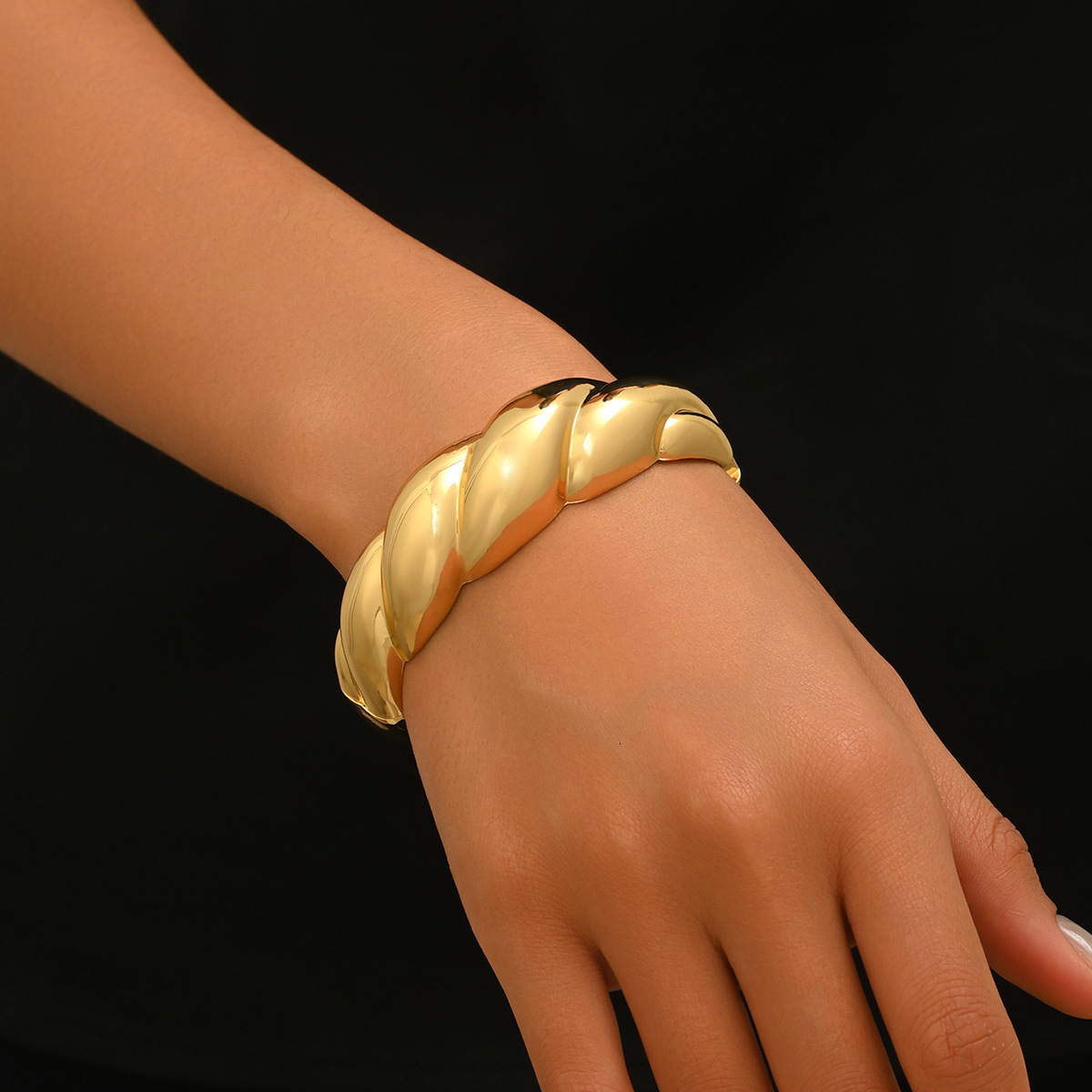 Wind Women's Light Personality Smooth Design Twisted Bracelet High-End Sense Jewelry For Women