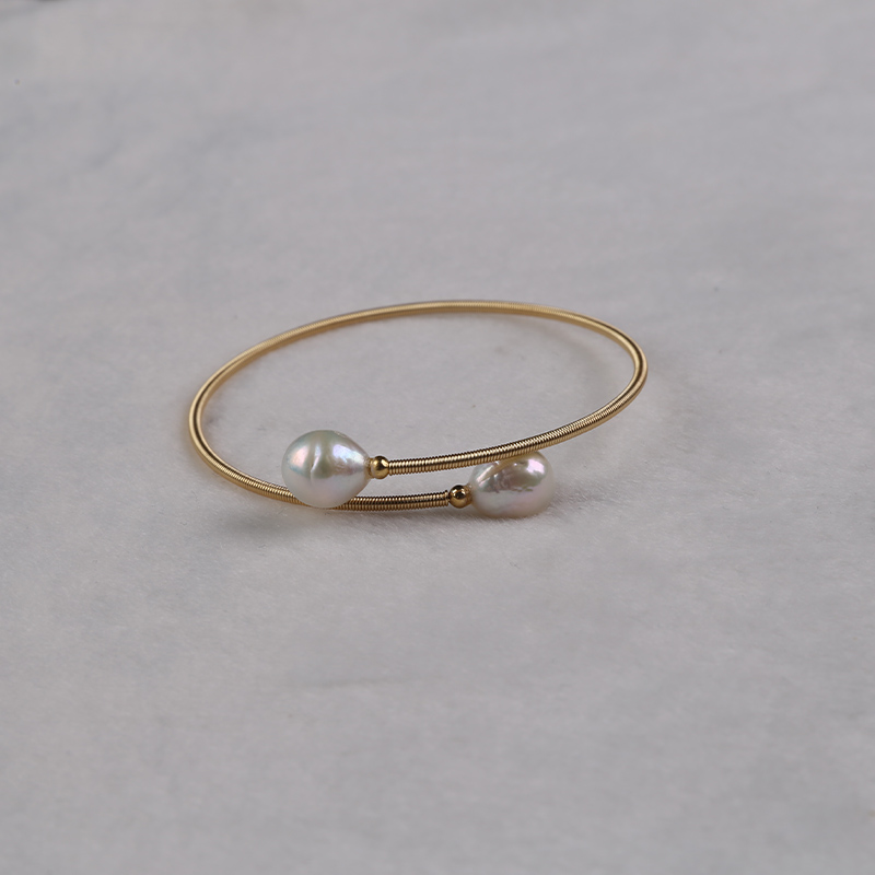 Elegant Adjustable Freshwater Pearl Bracelet Crafted from Alloy