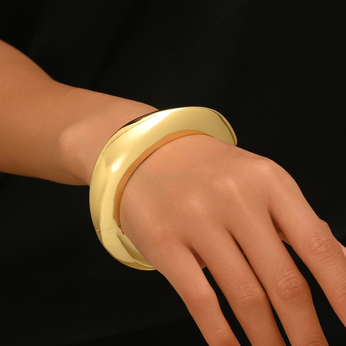 Wind Women's Light Personality Smooth Design Twisted Bracelet High-End Sense Jewelry For Women