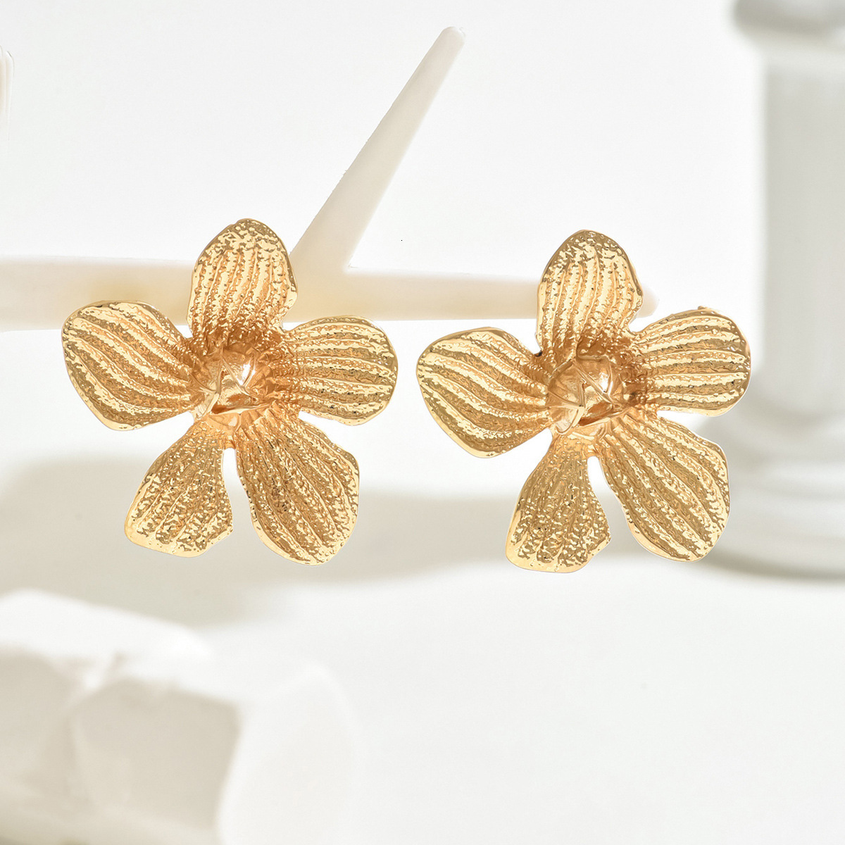 Jewelry Women's Personality Exaggerated Flower Water Drop Design Fashion High-End Sense Stud Earrings