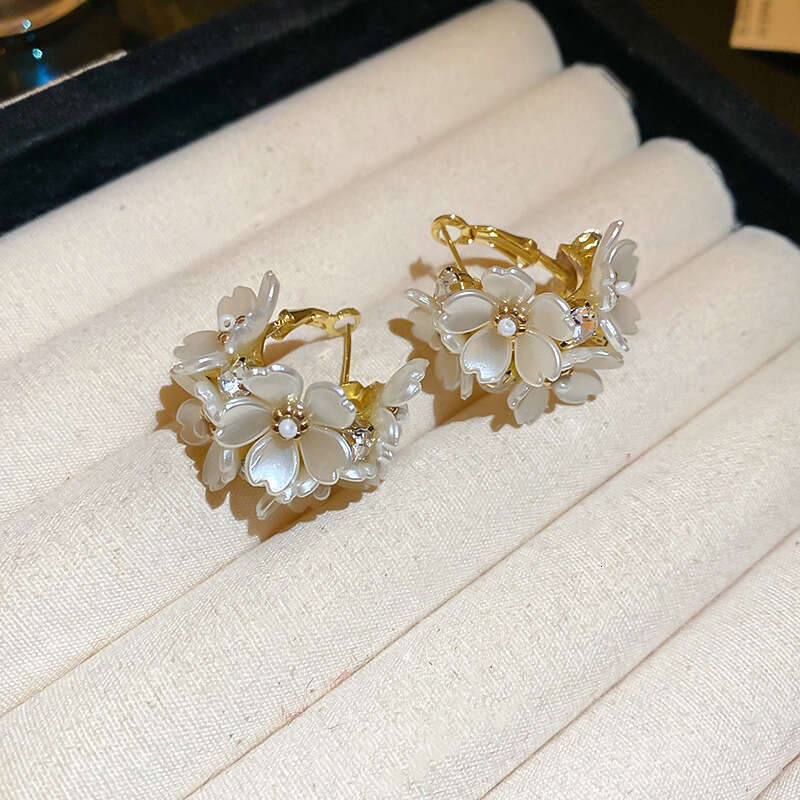 Sier Needle French Pearl Flower Cluster Earrings for Women, Light Elegant Temperament Earrings, Niche High-end Feel