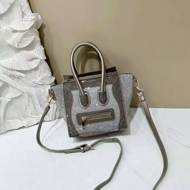 2025 Design Women Smiling Doll Shape Rhinestone Handbags New Fashion Dias Tote Lady Commuter Shoulder Crossbody Bags