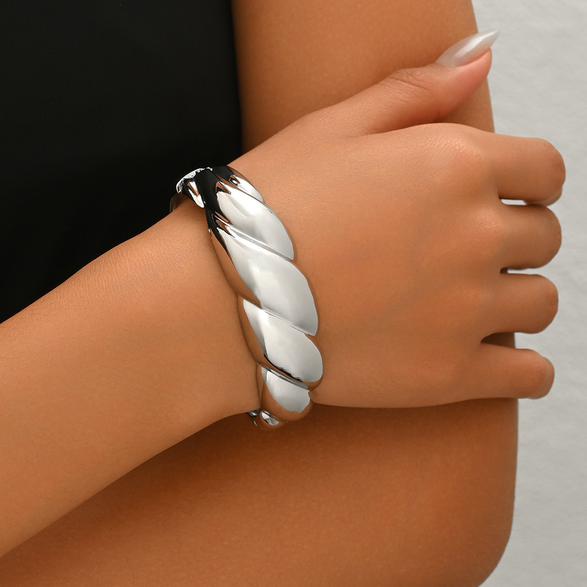 Wind Women's Light Personality Smooth Design Twisted Bracelet High-End Sense Jewelry For Women
