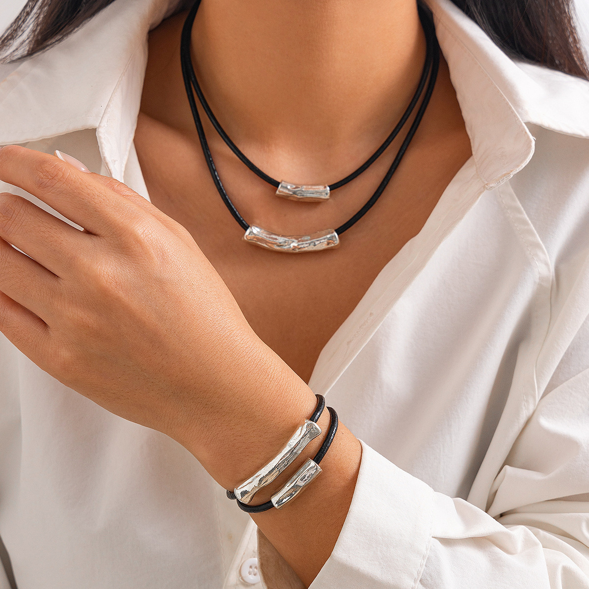 Ethnic Relief Pendant Short Choker for Women Simple Double Layer Bent Tube Necklace Jewelry