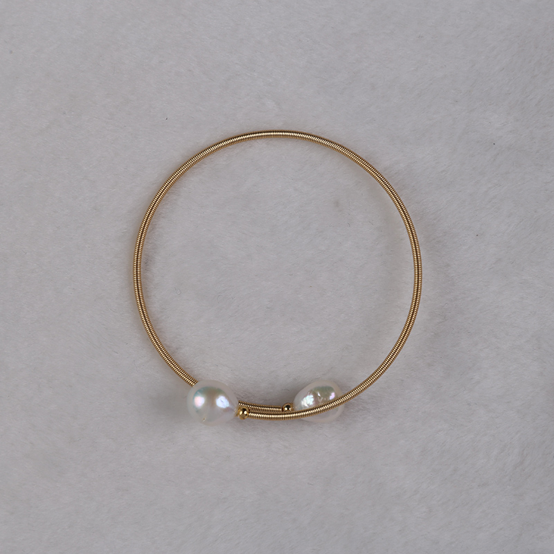 Elegant Adjustable Freshwater Pearl Bracelet Crafted from Alloy