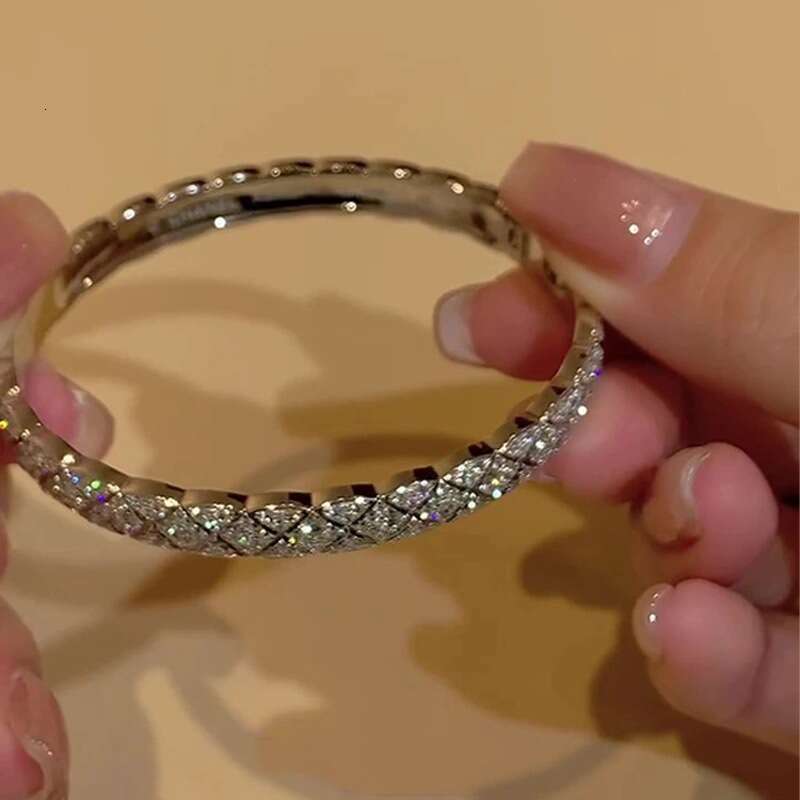 Luxury jewelry designer bracelet with French retro diamond plaid full diamond pattern, simple and high-end palace style, personalized jewelry for wome