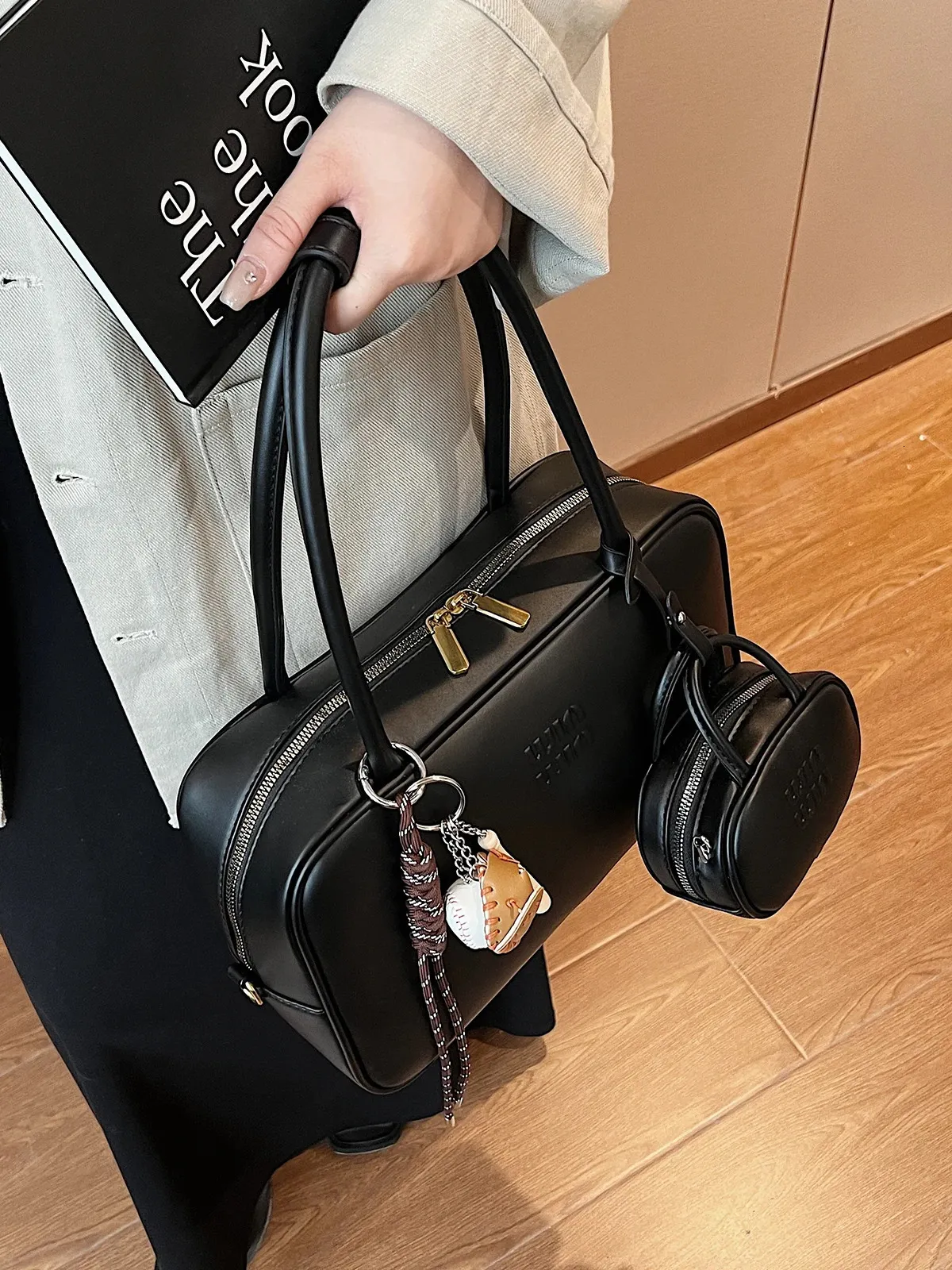 Free Shipping Retro large capacity bag for women autumnwinter work handbag pillow shoulder messenger