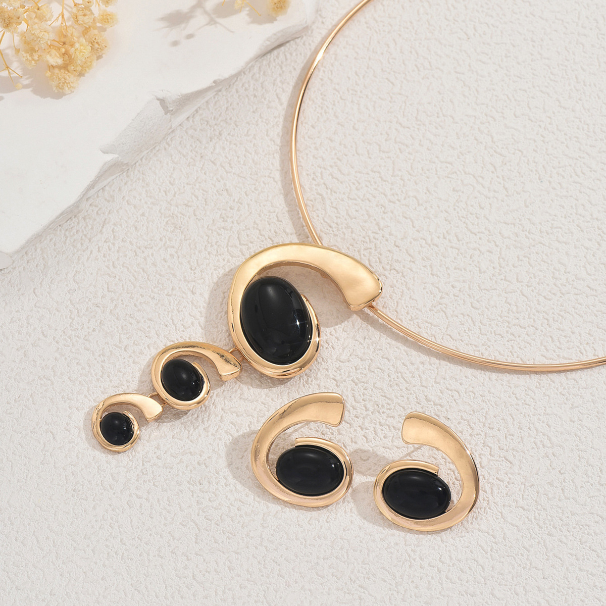 Women's Necklace And Earring Set With Long Spiral Earrings High-End Choker For Women