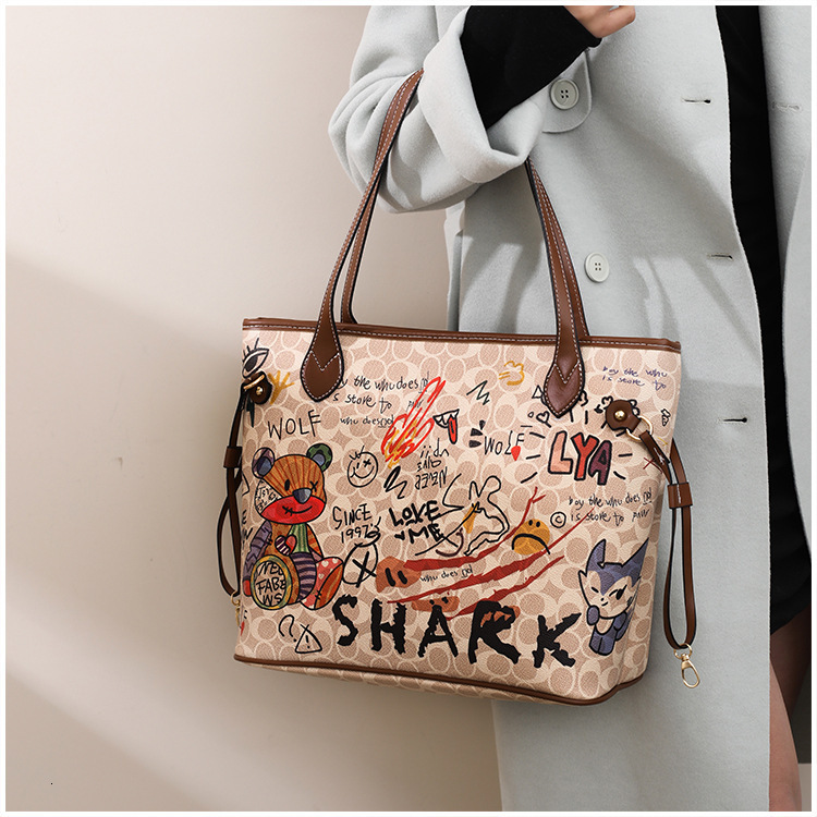 Free shipping designer bag Printed Women Bag Bear Graffiti Tote Bag 2025 Autumn Winter New Handbag Versatile Large Capacity Shoulder Bag Women Bag