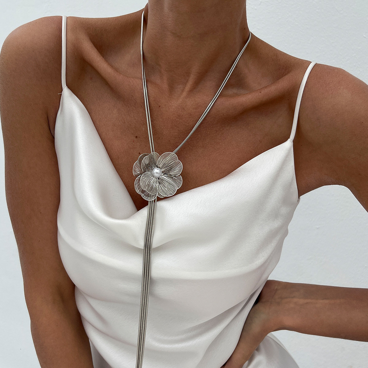 Jewelry INS Ginkgo Leaf Long Tassel Simple Fashion Hollow Flower Choker Necklace for Women