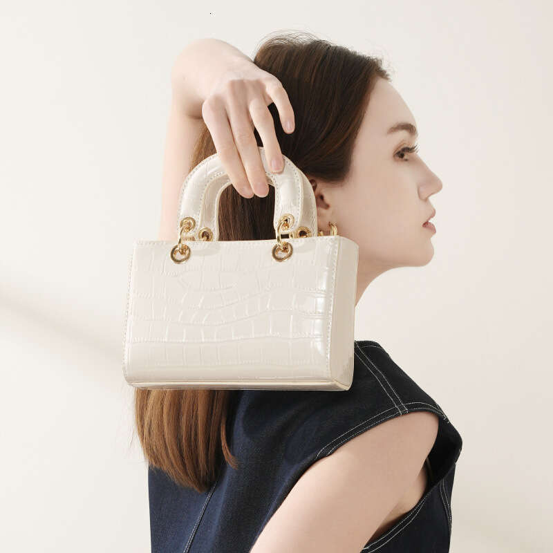 2025 New Women's Princess Diana Style Genuine Leather Crossbody Commuting Work Cowhide Handbag Ladies Bag