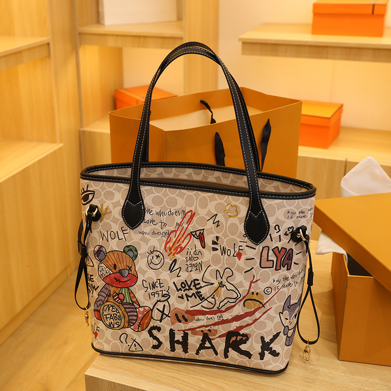 Free shipping designer bag Printed Women Bag Bear Graffiti Tote Bag 2025 Autumn Winter New Handbag Versatile Large Capacity Shoulder Bag Women Bag