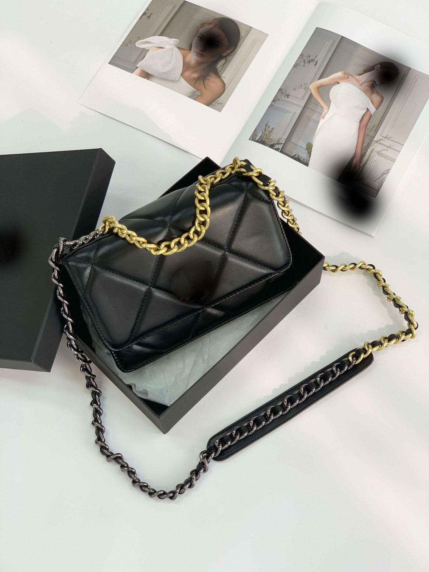 2C Diamond-shaped two-color chain shoulder bag with slanted strap evening handbag with gift box packing