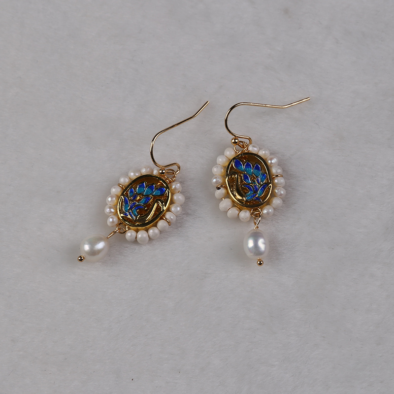 Luxurious Natural Freshwater Pearl Earrings with Pendant