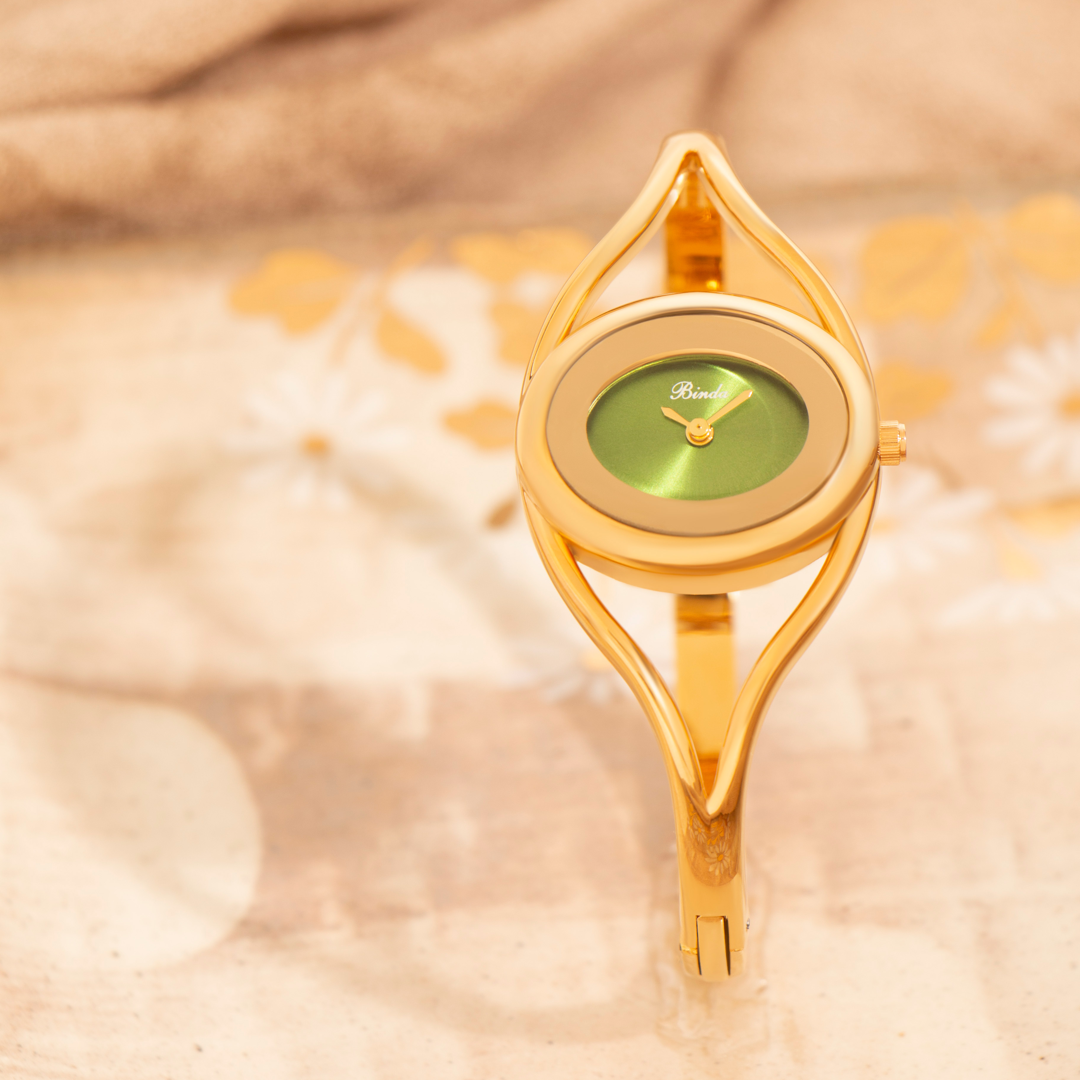 Slim Bracelet Quartz Watch for Women Gold Silver Case Elegant Analog Bangle Wristwatch Fashion Minimalist Timepiece for Daily Wear Gift