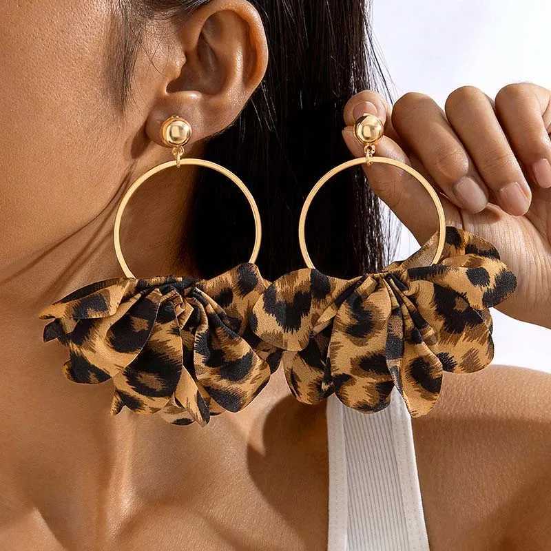 Retro Leopard Print Fabric Drop Earrings for Women Exaggerated Black Crystal Geometric Circle Petal Pendant Earring Jewelry Gift l250624