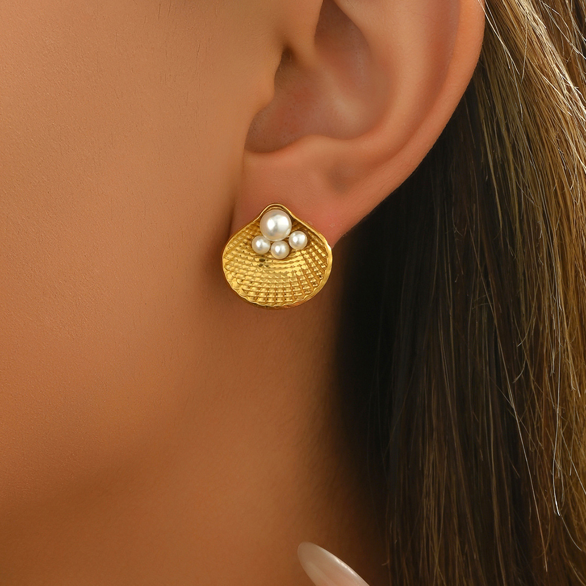 Ins Light Women's Shell Inlaid Pearl Design Sense Stud Earrings Personality Beach Style Ear Jewelry