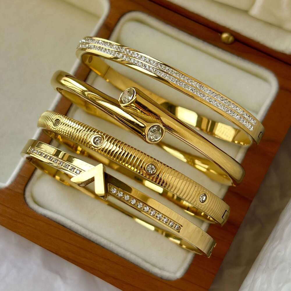 designer bracelet Stainless Titanium Steel Bracelet for Women Collection Light Versatile Fashion Non-Fading Color Price