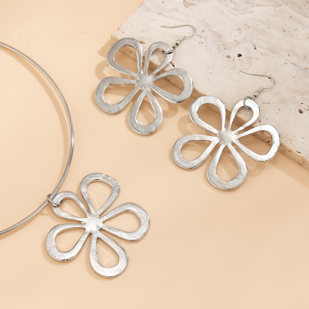 Minimalist Flower Pendant for Women, Unique Sweet Cool Metal Ins Hollow Choker Necklace