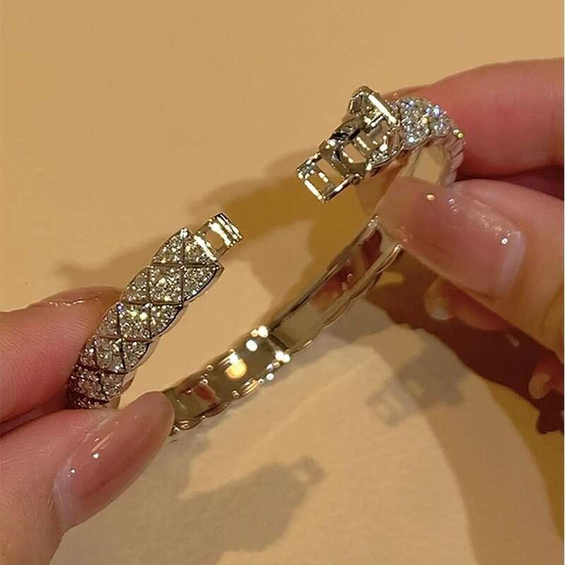 Luxury jewelry designer bracelet with French retro diamond plaid full diamond pattern, simple and high-end palace style, personalized jewelry for wome