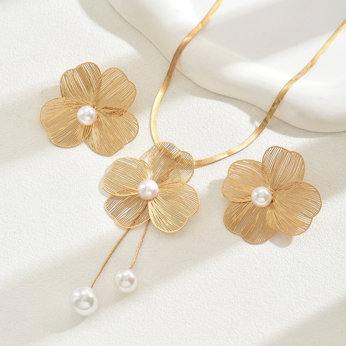 Women's Necklace And Earring Set Flower Inlaid Pearl Design Long Clavicle Chain