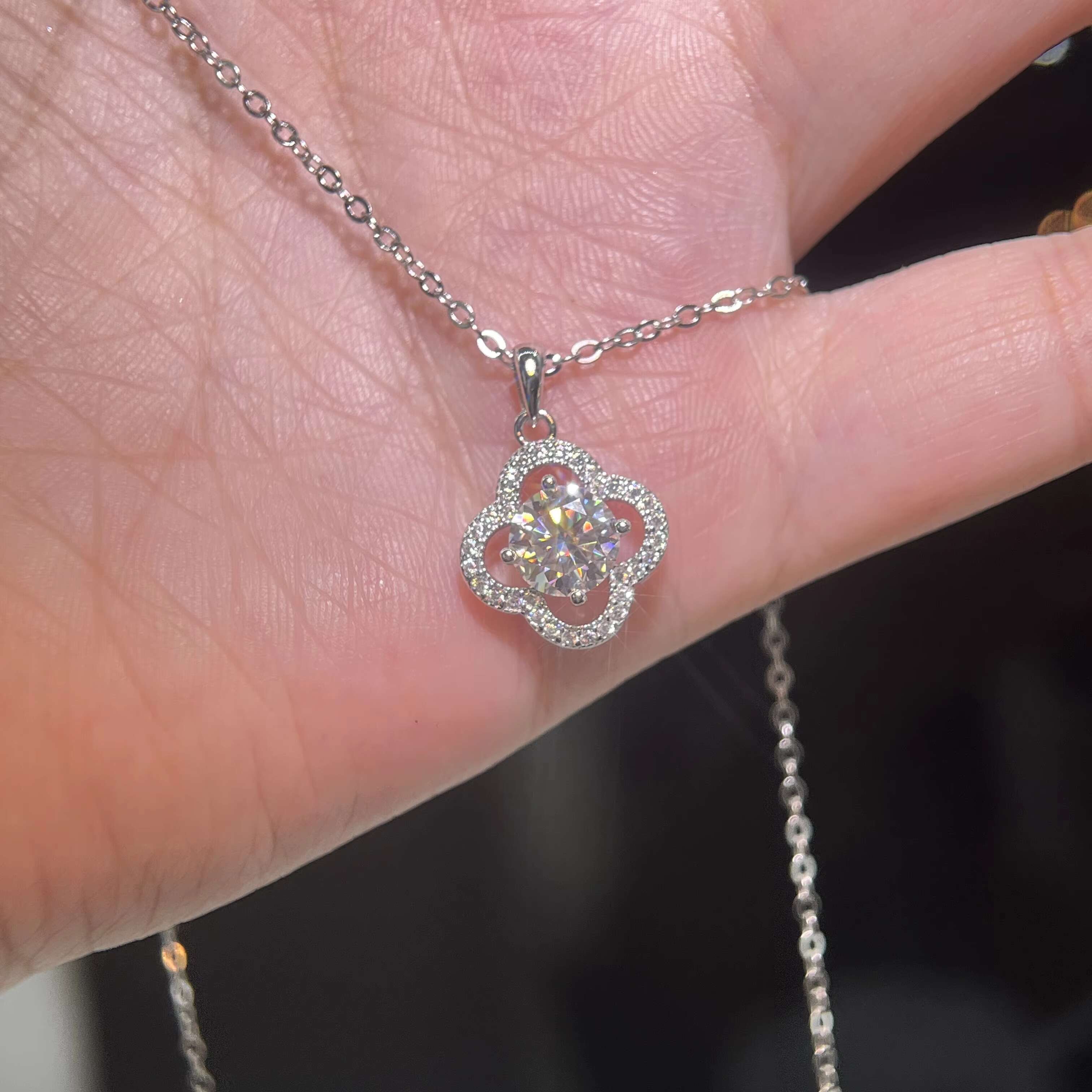 Custom Clover Shape 1.0ct Vvs Moissanite Diamond Pendant Necklace S925 Sterling Silver Cross Chain for Women Wedding Jewelry