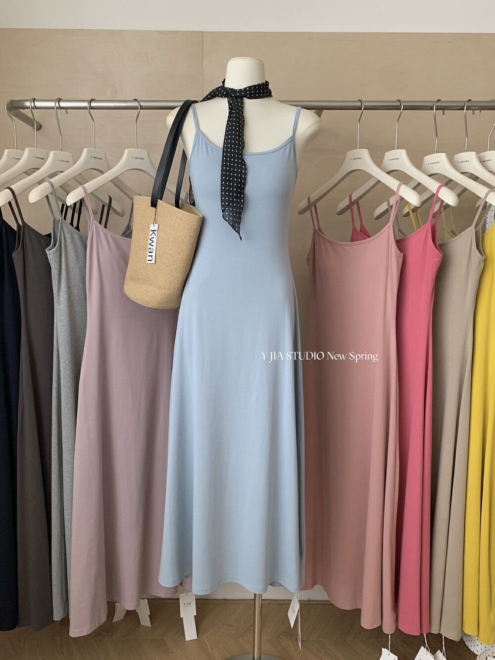 XL105 Hot girl comes with breast pads, slimming and versatile suspender dress