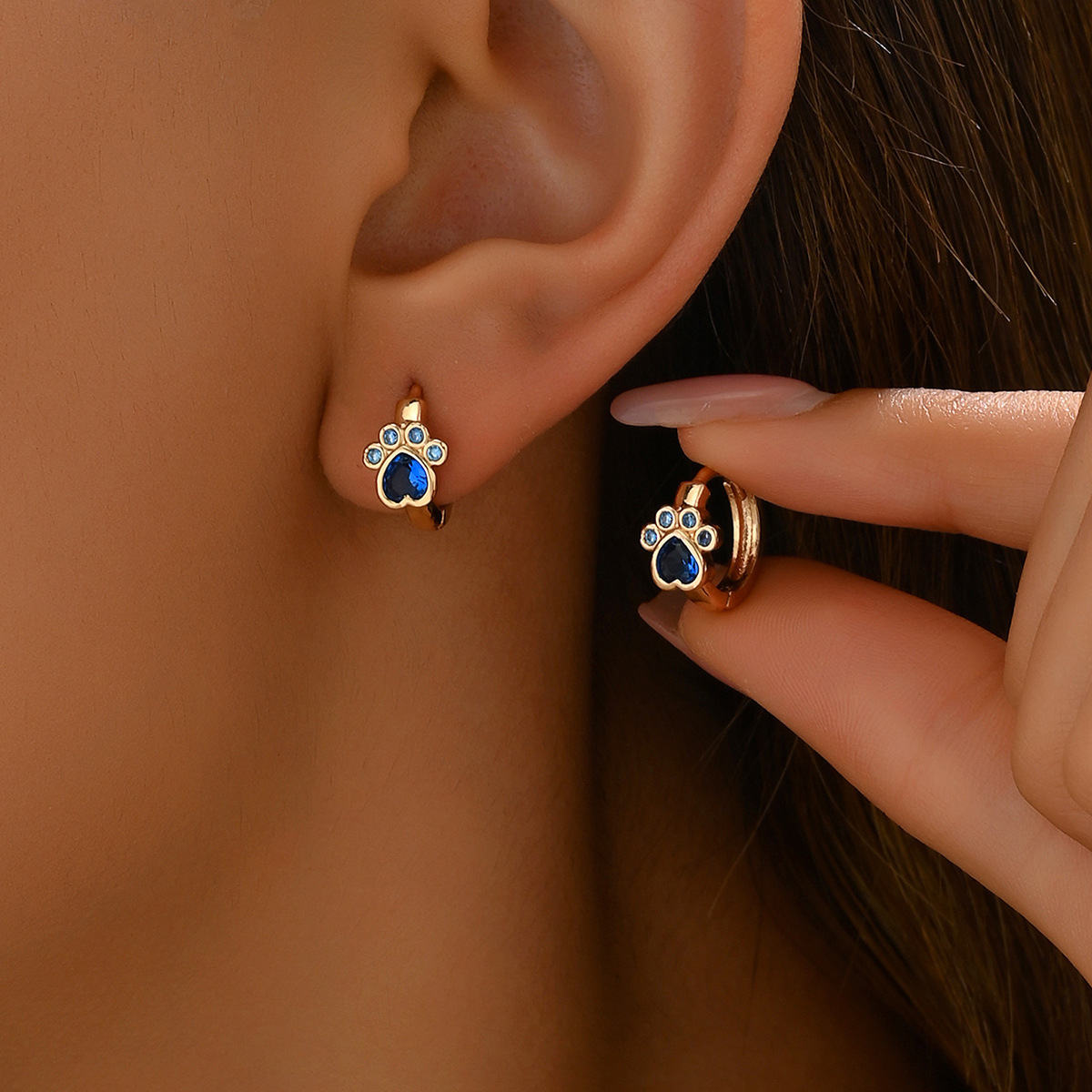 Minimalist Fashion Bear Paw For Women Inlaid With Blue Zircon Copper Zirconia Studs Cute Earrings S Accessories